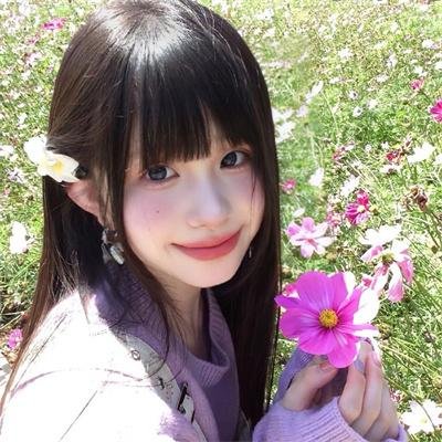 玻璃橱窗中的姑娘